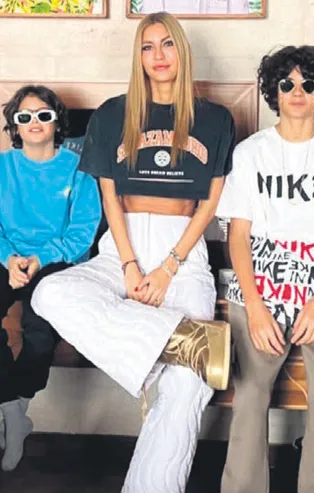 Çağla Şıkel'in karın kasları dikkat çekti! Sosyal medyadan paylaştı