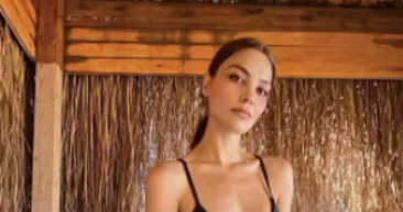 Hazal Filiz Küçükköse fena frikik verdi! 32 yaşındaki oyuncu Hazal Filiz Küçükköse plajda bikini değiştirirken...