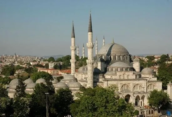 sehzadebasi-camii-nerede-nasil-gidilir-sehzadebasi-sehzade-camiide-kimler-yatiyor-kimlerin-turbesi-var-sezai-karakocun-cenazesi-1637082371094.jpg