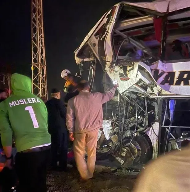 batmanda-feci-kaza-tir-ile-otobus-carpisti-olu-ve-cok-sayida-yarali-var-1666373218088.jpeg Batman'da feci kaza! TIR ile otobüs çarpıştı: Ölü ve çok sayıda yaralı var-2