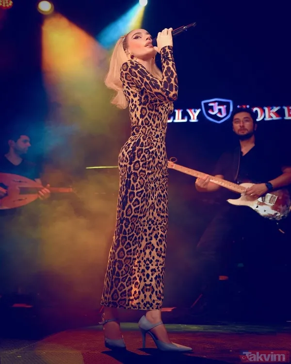 Gülşen sırt ve göğüs dekolteli mini elbisesiyle sahne aldı! Sosyal medyada yine yorum yağdı: “Bu kadın giyinmeyi unutuyor” - 13