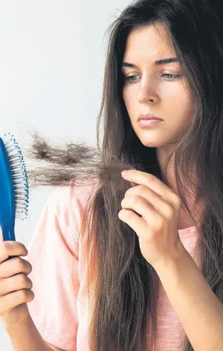 Koronavirüs başımıza dert oldu! Uzmanlar uyardı: Hem virüs, hem de neden olduğu stres saç döküyor