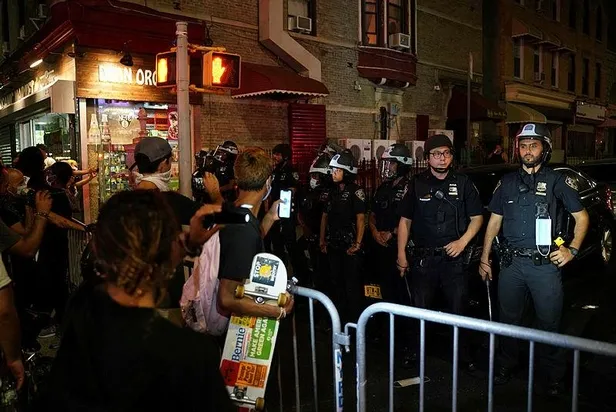 Son dakika: ABD'de siyahi öfke büyüyor: Protestolar sokağa çıkma yasağına rağmen gece boyunca devam etti-6