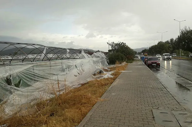 Antalya'da dolu yağışı! Ağaçlarda yaprak kalmadı