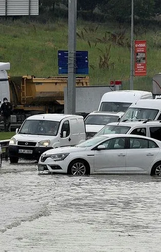 İstanbul'da yollar havuza döndü! Vatandaş CHP'li İBB'ye isyan etti