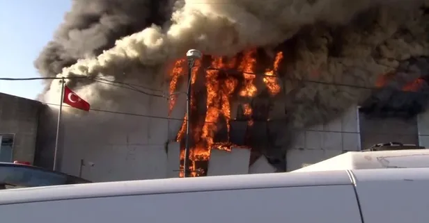 Eyüpsultan'da sanayi sitesinde büyük fabrika yangını: 1 işçi yaralı, 1 işçi kayıp