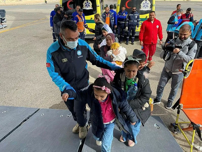 Sağlık Bakanı Fahrettin Koca açıklamıştı! 155 Filistinli hastayı taşıyan uçak Ankara'ya indi-2