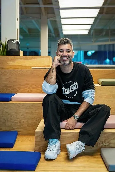 burak-torer-eski-sevgilisi-gulben-ergeni-sahnenin-en-onunden-izledi-saklambac-haberleri-1671311207840.jpeg Burak Törer eski sevgilisi Gülben Ergen’i sahnenin en önünden izledi | Saklambaç haberleri-3