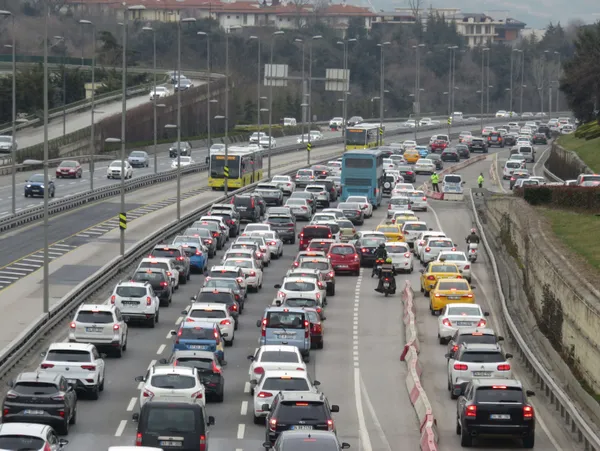 son-dakika-istanbul-trafik-durumu-kisitlama-kalkti-trafik-yogunlugu-yuzde-70e-dayandi-1615030948559.jpg