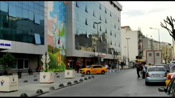 istanbulda-taksicilerin-yolcu-kavgasi-bolgemizden-musteri-alamazsin-1620110843087.jpg İstanbul'da taksicilerin yolcu kavgası: Bölgemizden müşteri alamazsın-3