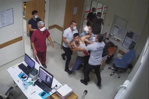 Konya'da alkollü şahıslar hastanede ortalığı birbirine kattı! Polis ve bekçileri yaraladılar