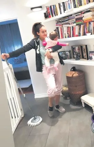 Seda Bakan'dan minik kızı ile temizlik pozu