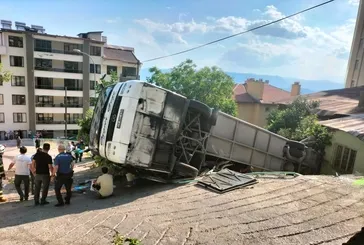 Tur otobüsü evin bahçesine daldı