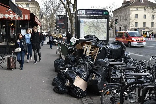 fransada-pompa-krizi-paris-ve-cevresindeki-akaryakit-istasyonlarinin-yuzde-40inda-benzin-sikintisi-yasaniyor-1681204760596.jpeg Fransa'da pompa krizi! Paris ve çevresindeki akaryakıt istasyonlarının yüzde 40'ında benzin sıkıntısı yaşanıyor-1