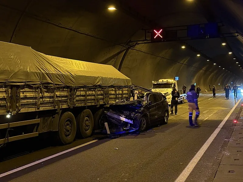 Tünelde feci trafik kazası | 1 kişi öldü, 4 kişi yaralandı (AA)
