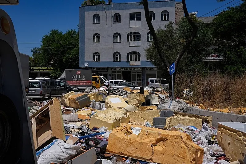 chp-izmiri-kaderine-terk-etti-sanayi-sitesi-copluge-dondu-esnaf-isyan-etti-1781554790957.jpeg CHP İzmir'i kaderine terk etti | Sanayi sitesi çöplüğe döndü: Esnaf isyan etti-5