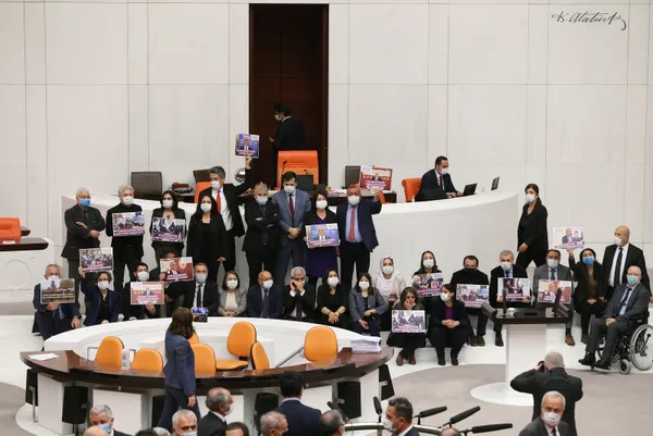 son-dakika-hdpnin-kapatilmasi-davasi-aym-anayasa-mahkemesi-baskani-zuhtu-arslan-raportor-gorevlendirdi-1616138136970.jpg SON DAKİKA: HDP'nin kapatılması davası! AYM (Anayasa Mahkemesi) Başkanı Zühtü Arslan raportör görevlendirdi-6