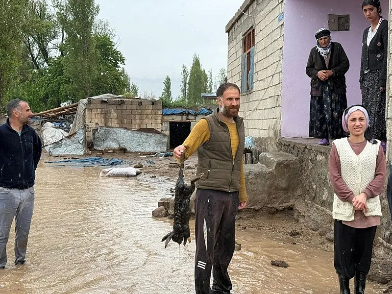 igdirda-saganak-sonrasi-sel-araziler-sular-altinda-kaldi-kucukbas-hayvanlar-telef-oldu-1778938073616.jpeg Iğdır'da sağanak sonrası sel: Araziler sular altında kaldı, küçükbaş hayvanlar telef oldu-5