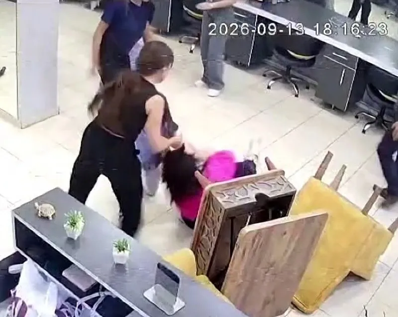 kahramanmarasta-sac-kesimi-kavgasi-kadin-kuaforunu-bastilar-1789738192221.jpeg Kahramanmaraş'ta kadın kuaförü savaş alanına döndü! Kesimi beğenmedi akrabalarıyla dükkanı bastı-2