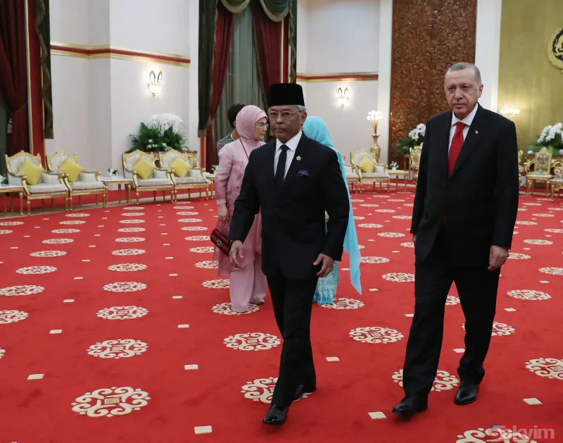 Malezya Kralı ile bir araya gelen Başkan Erdoğan özel defteri imzaladı