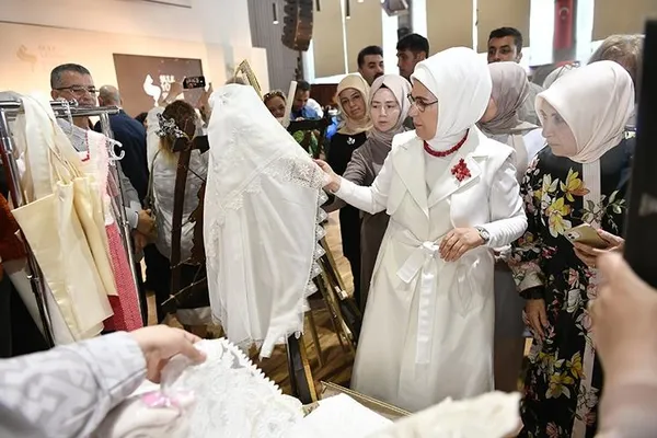 emine-erdogandan-depremzedeler-icin-acilan-hayir-carsisina-destek-ziyareti-1690042148998.jpeg Emine Erdoğan'dan depremzedeler için açılan 'Hayır Çarşısı'na destek ziyareti: "Tüm kurumlar gece gündüz çalışmaya devam edecek"-3