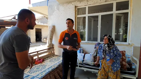 son-dakika-yanan-evinin-onunde-yerde-yatan-yasli-kadin-fotografiyla-yapilan-algi-yalan-cikti-kizi-soyledi-annemi-oraya-ben-yatirdim-1627985668150.jpg SON DAKİKA: Yanan evinin önünde yerde yatan yaşlı kadın fotoğrafıyla yapılan algı yalan çıktı! Kızı söyledi: Annemi oraya ben yatırdım-5