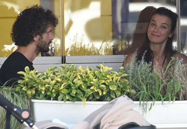 Pınar Deniz ve sevgilisi Yiğit Kirazcı el ele yakalandı! Telefonunu taytına sıkıştıran Pınar herkesi güldürdü-5