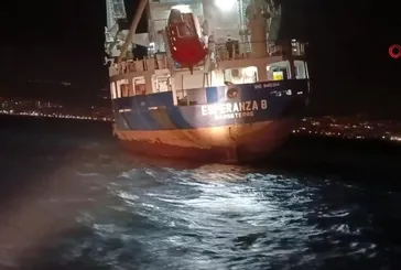 Mersin'de kuru yük gemisi yan yattı