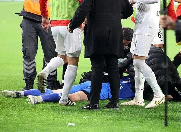 Son dakika: Altay kalecisi Ozan Evrim Özenç'e yapılan saldırı sonrası Göztepe - Altay maçı iptal edildi-3