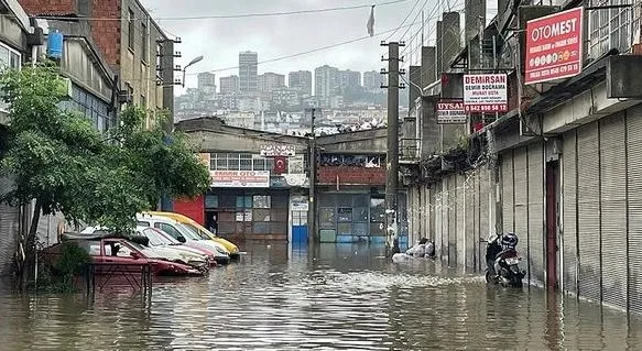 hava-durumu-i-meteoroloji-cok-sayida-kentler-icin-alarm-verdi-gok-gurultulu-saganak-yagisa-dikkat-1694110086871.jpeg HAVA DURUMU I Meteoroloji çok sayıda kent için alarm verdi! Gök gürültülü sağanak yağışa dikkat: Ani sel, su baskını, yıldırım...-12