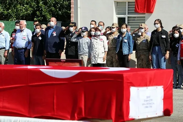 Giresun’daki selde şehit olan Erdem Çıtır'ın oğlu babasını asker selamı ile uğurladı-4