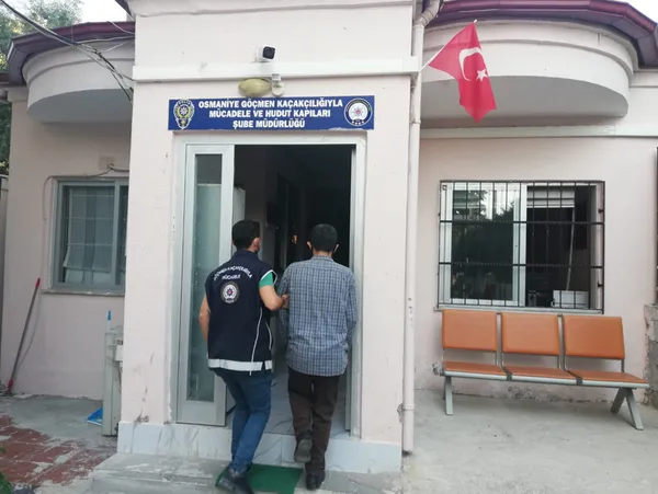 guvenlik-acisindan-tehlike-anlamina-gelen-g-87-koduyla-turkiyeye-girisi-yasak-olan-suriyeli-osmaniyede-yakalandi-1622887993847.jpg
