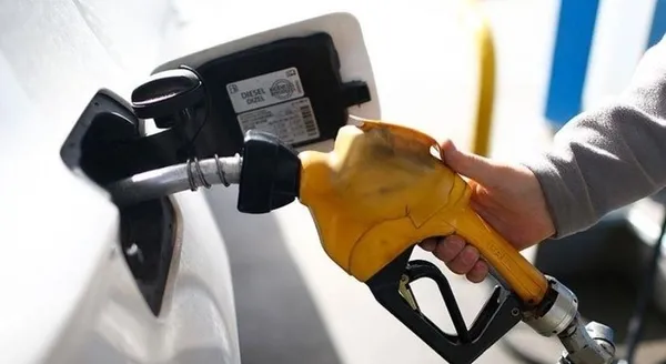 son-dakika-benzin-ve-motorin-fiyatlarinda-indirim-bekleniyor-pazartesi-gece-yarisindan-itibaren-gecerli-olacak-1647159042266.jpg