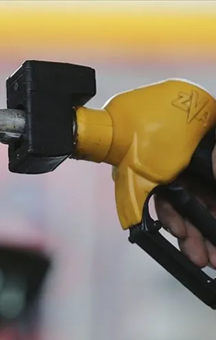 SON DAKİKA: Benzine 12 kuruş indirim geldi