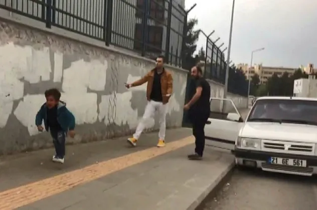 Diyarbakır'da yol ortasında dehşet anları! Zorla araca bindirdi...
