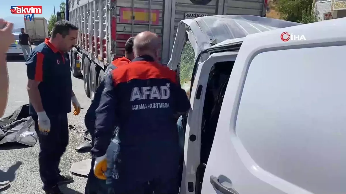 Elazığ'da hafif ticari araç tırın altına girdi: 1 ölü