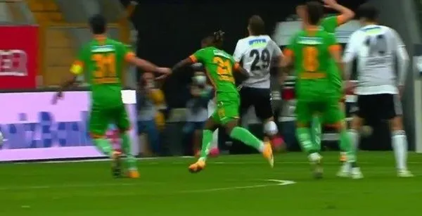 iste-besiktasin-alanyaspor-macinda-cenk-tosun-ile-penalti-bekledigi-pozisyon-1617814605154.jpeg