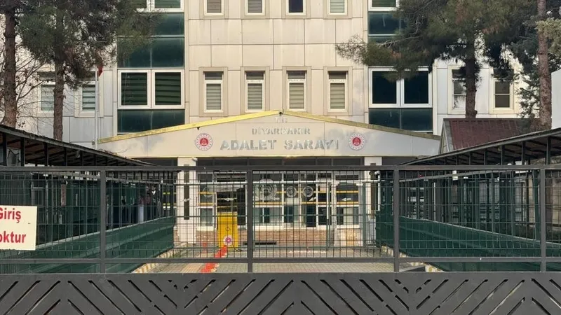 diyarbakirda-saskina-ceviren-olay-cesedi-dairenin-ortasinda-cop-posetinin-icerisinde-bulundu-1766769390762.jpeg Çöp poşetinde cansız bedeni bulunmuştu! Katili binadan çıktı: Eşi Sümeyye'yi ararken onunla konuşmuş-4