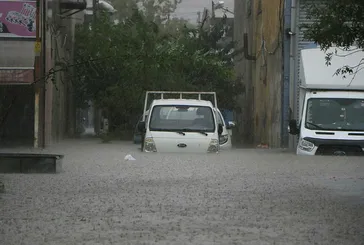 Samsun’u sel aldı! AFAD cep telefonlarına son dakika mesajı göndermişti! Yollar göle döndü!