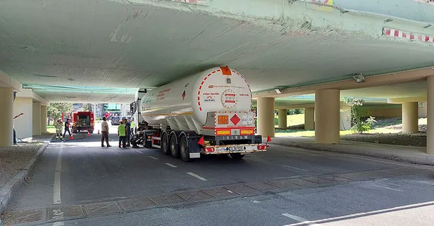 Gaz yüklü tır köprüye sıkıştı! İstanbul'da facianın eşiğinden dönüldü