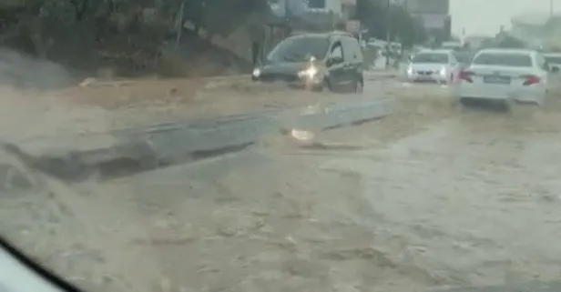 İstanbul’da her yağış aynı manzara! Yollar göle döndü