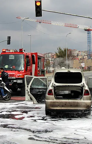 Yanan otomobilden kayınvalidesini kurtarmak için canını hiçe saydı