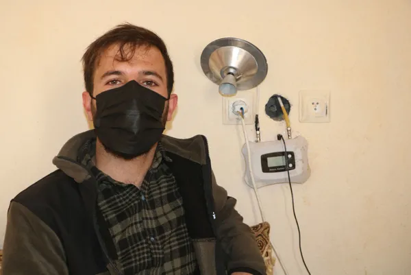 cep-telefonu-cekmeyince-canak-anten-metal-sini-ve-folyo-kagitlari-ile-baz-istasyonu-kurdu-1610085950205.jpg Cep telefonu çekmeyince çanak anten metal sini ve folyo kağıtları ile baz istasyonu kurdu-8