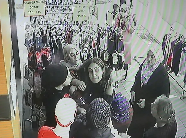 yuzsuz-hirsiz-caldigi-esofmanla-magazanin-onunden-gecti-yakayi-ele-verdi-1635513774652.jpg Yüzsüz hırsız! Çaldığı eşofmanla mağazanın önünden geçti! Yakayı ele verdi-3