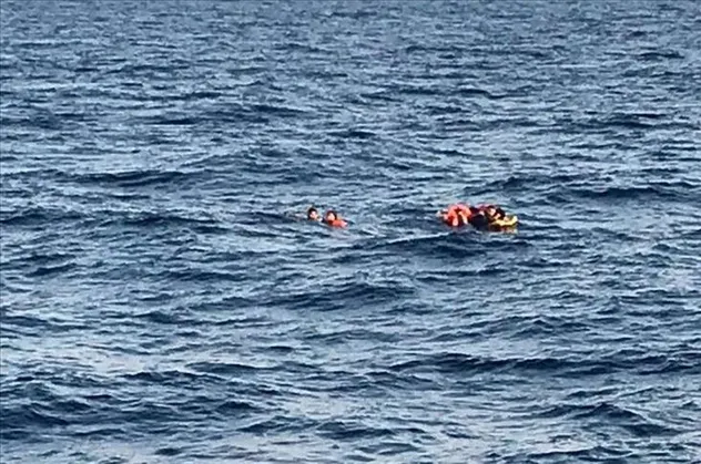 SON DAKİKA: İzmir'in Çeşme ilçesi açıklarında lastik botun batması sonucu 3 sığınmacı öldü