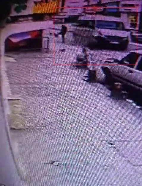 istanbulda-kaza-yapan-surucu-hincini-yanindaki-kadindan-cikardi-o-anlar-kamerada-1714976468975.jpeg İstanbul'da kaza yapan sürücü hıncını yanındaki kadından çıkardı: O anlar kamerada-2