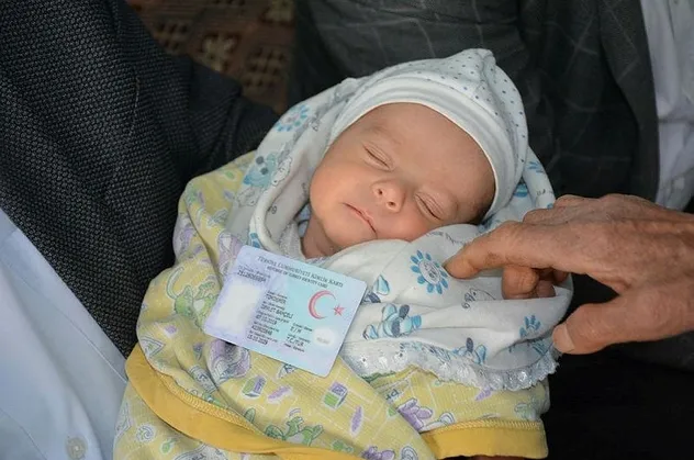 Afyonkarahisar’da bir çift, yeni doğan bebeklerine Devlet Bahçeli’nin ismini verdi