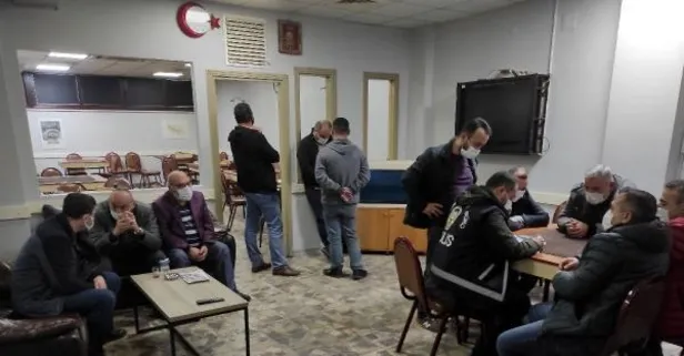 Son dakika: Beyoğlu'nda akılalmaz görüntü! Kısıtlamaya rağmen oyun oynanan kahvehaneye polis baskını