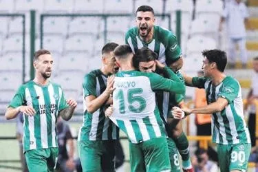 besiktas-kongolu-sol-bek-artur-masuakuyu-1-yilligina-kiraladi-1659483865670.jpeg Beşiktaş Kongolu sol bek Artur Masuaku'yu 1 yıllığına kiraladı!-8