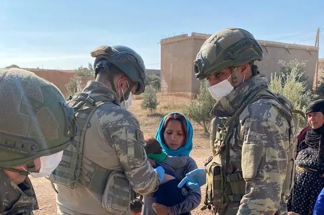 Mehmetçikten Tel Abyad'da sağlık taraması! Bakanlık görüntüleri paylaştı